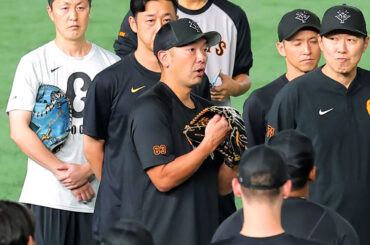 練習前の円陣で話をする阿部慎之助監督（カメラ・小林　泰斗）
