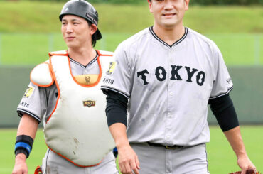 試合前、ブルペンで田中将大（右）の投球を受けた小林誠司（カメラ・橋口　真）