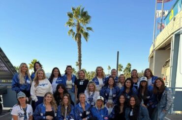 ドジャース「夫人会」のインスタグラム（＠ｌａｄｏｄｇｅｒｗｉｖｅｓ）より