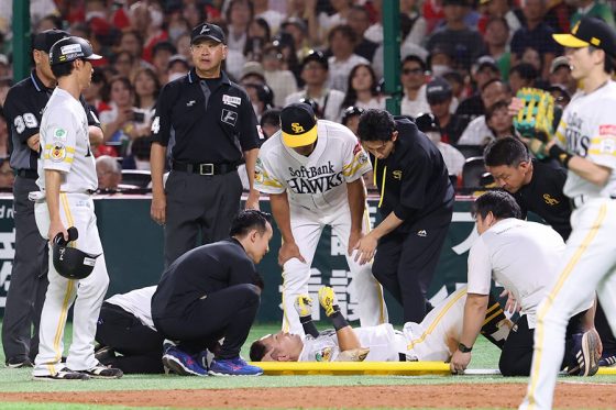 鷹にアクシデント…中村晃が審判と激突し負傷交代 担架で退場→救急車で搬送、球場騒然 | Full-Count 鷹にアクシデント…中村晃が審判と激突し負傷交代 担架で退場→救急車で搬送、球場騒然 | Full-Count