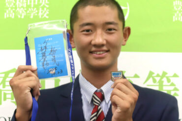 指名あいさつを受け、笑顔を見せる豊橋中央の松井蓮太朗捕手