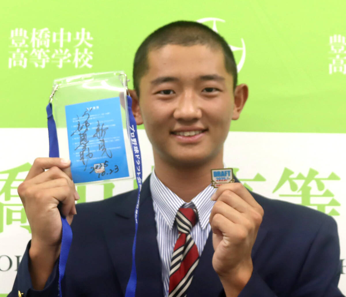 【巨人】育成3位、豊橋中央の松井蓮太朗 憧れは阿部監督「キャッチャーといえば松井と…」 – スポーツ報知 指名あいさつを受け、笑顔を見せる豊橋中央の松井蓮太朗捕手