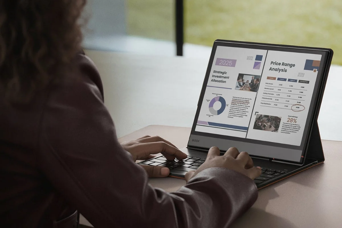 BOOX Note Air5 Cをキーボードに接続し資料を閲覧する様子