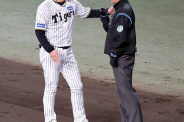 阪神対ソフトバンク　3回表ソフトバンク2死一、三塁、柳町達のファウルのビデオ検証中、白井線審に話をする藤川監督（撮影・浅見桂子）