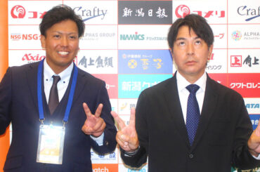 指名あいさつを受けたオイシックス・知念大成外野手（左）と武田勝監督（撮影・小島　和之）
