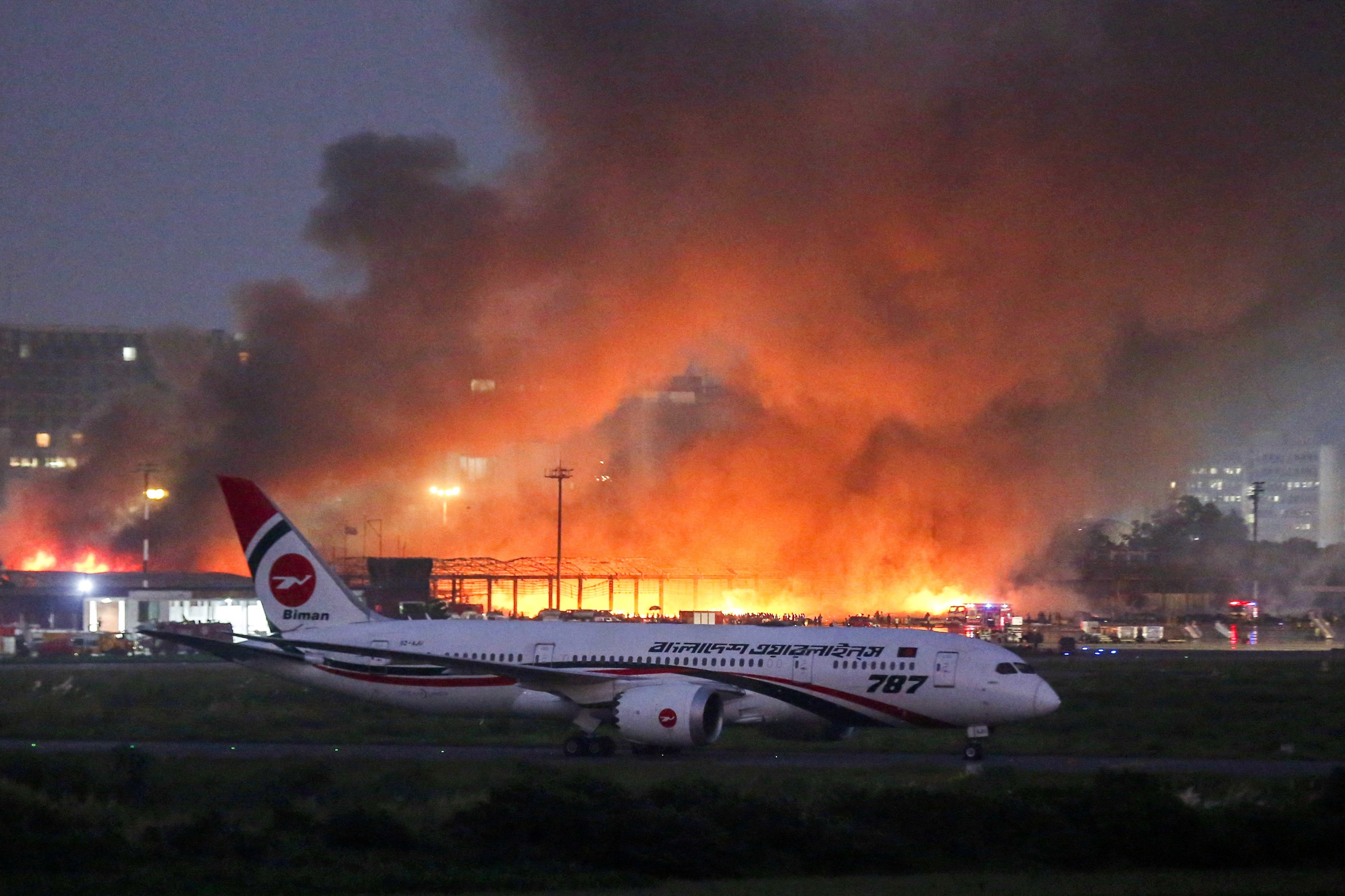 バングラデシュ空港の大規模火災で輸出用衣料品に甚大な被害