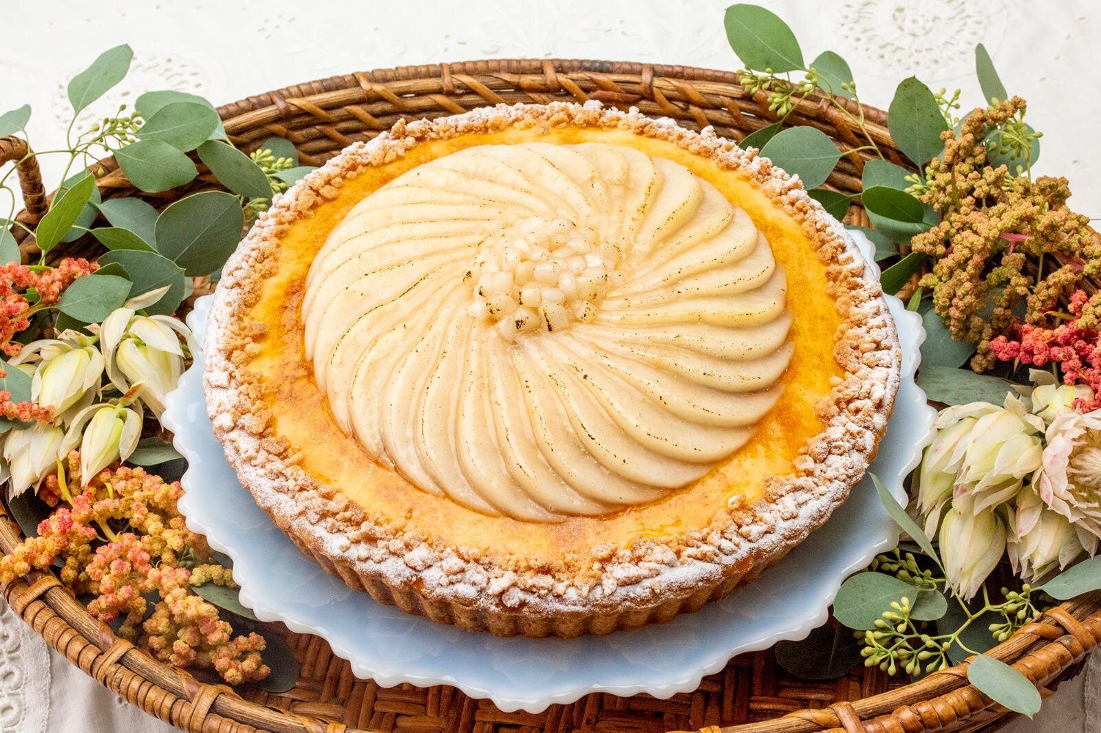 「洋梨のシブーストとチョコレートのタルト」ピース 1,198円/ホール(25cm) 11,988円