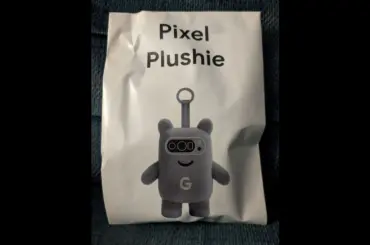 Google 非売品の「Pixel Plushie」が発見される。Pixel 10 関連トレーニングの限定グッズか