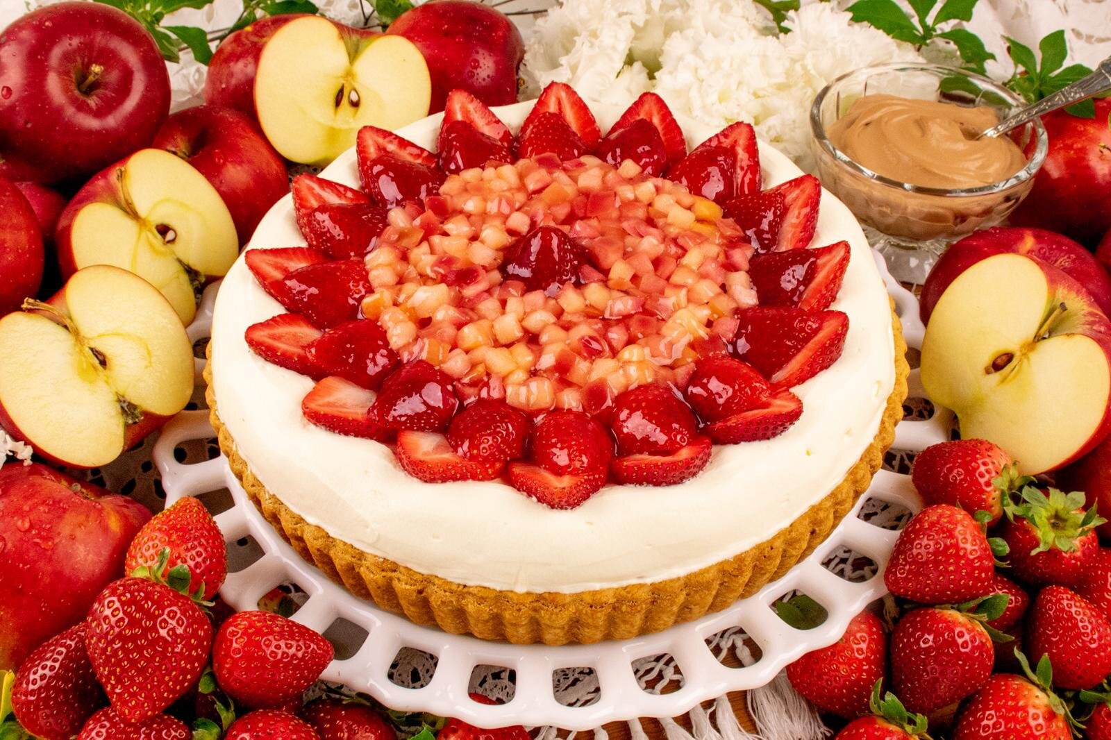 「紅玉とイチゴのタルト～チョコレート風味～」ピース 1,198円/ホール(25cm) 11,988円