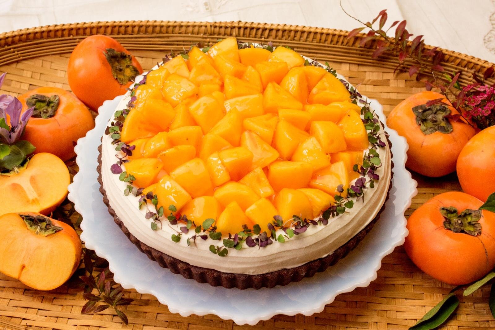 「福岡県産“秋王”とチョコレートのタルト」ピース 1,296円/ホール(25cm) 12,960円 ※～11月下旬まで。