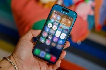 アップル、 iOS 26の「Liquid Glass」オフモードをテスト中 - au Webポータル