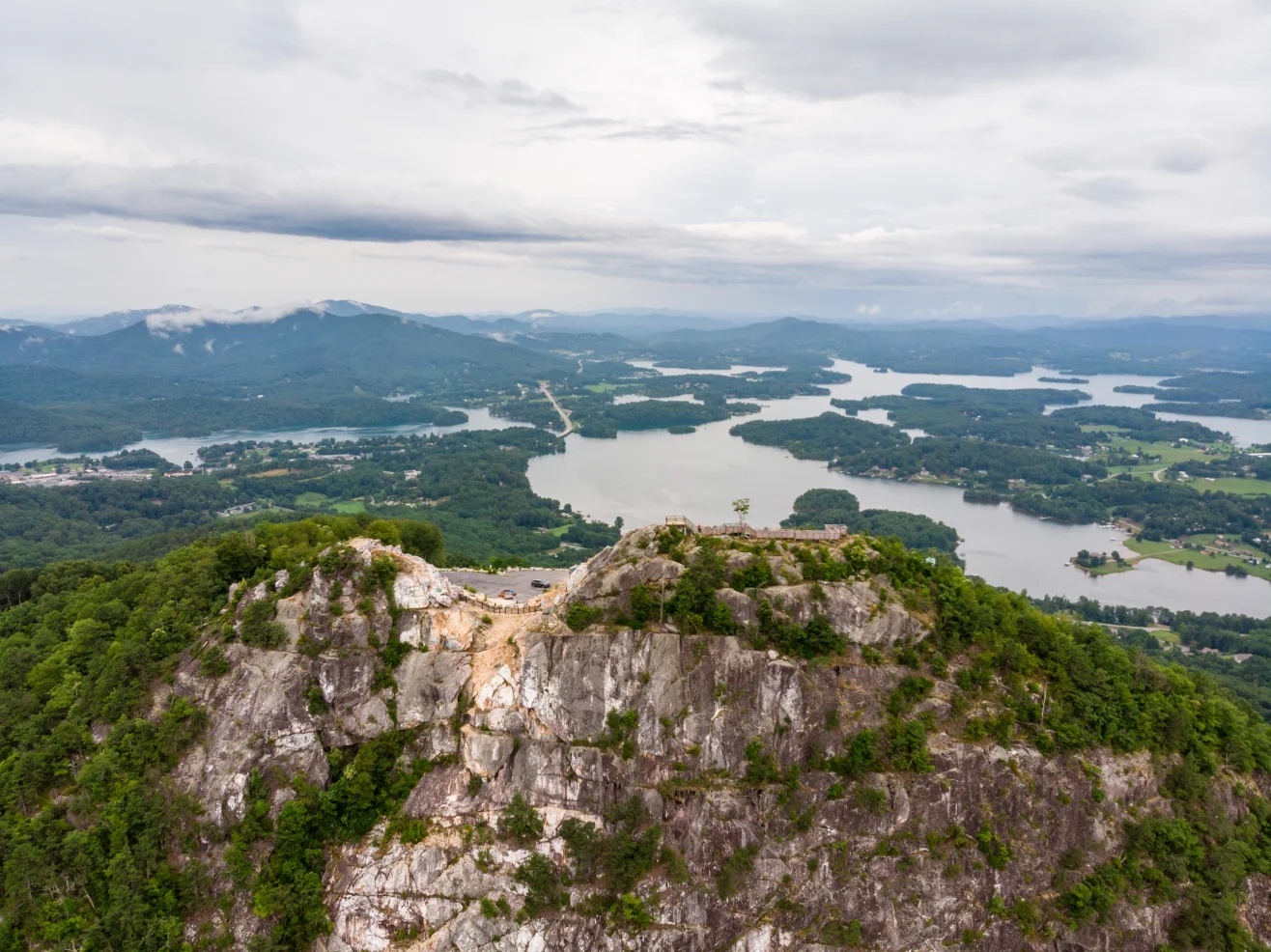 ２人の遺体が見つかったベル山の山頂/Eifel Kreutz/iStockphoto/Getty Images