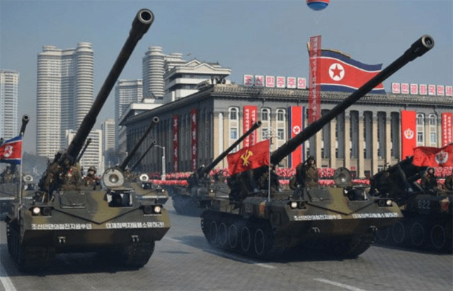 ロシア軍の「巨大な北朝鮮製自走砲」後方にいた車両を含め一挙“4両撃破”される 連携攻撃の様子を公開