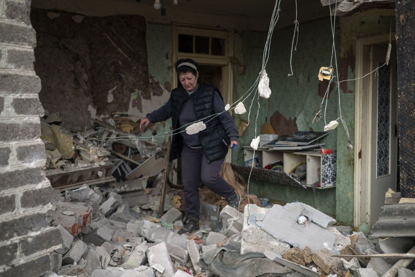 ドローン攻撃の被害を確認する住民＝11日、ウクライナ・クラマトルスク/Jose Colon/Anadolu/Getty Images