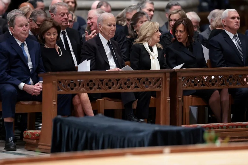 葬儀にはバイデン前大統領やハリス前副大統領らが参列した/Jonathan Ernst/Reuters