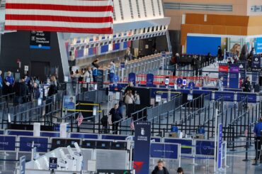米空港で最大20％減便も、続く政府閉鎖に運輸長官が警告 | ロイター