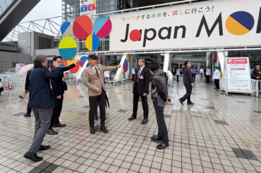 ジャパンモビリティショー最終日、雨のため一般入場者の待機列先頭を屋根付きエリアに変更 自工会 佐藤副会長と田中次世代モビリティ領域長らで急遽対応