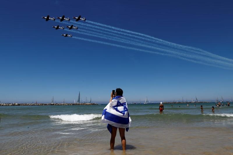 イスラエルの独立記念日での航空ショー。2023年4月26日、イスラエルのテルアビブで。