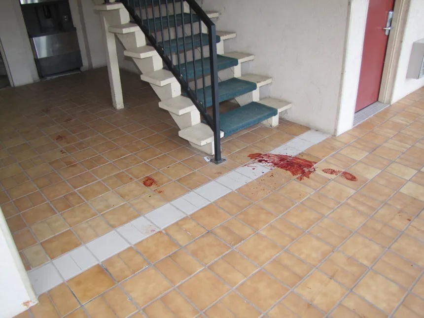 2012年3月に現場に急行した捜査員らが見つけたのは、強盗に見せかけた、血の付いた足跡だった/Moore Police Department