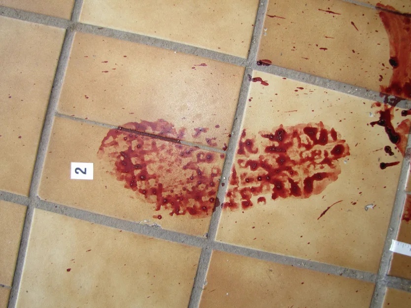 犯行現場に残された血の付いた足跡/Moore Police Department