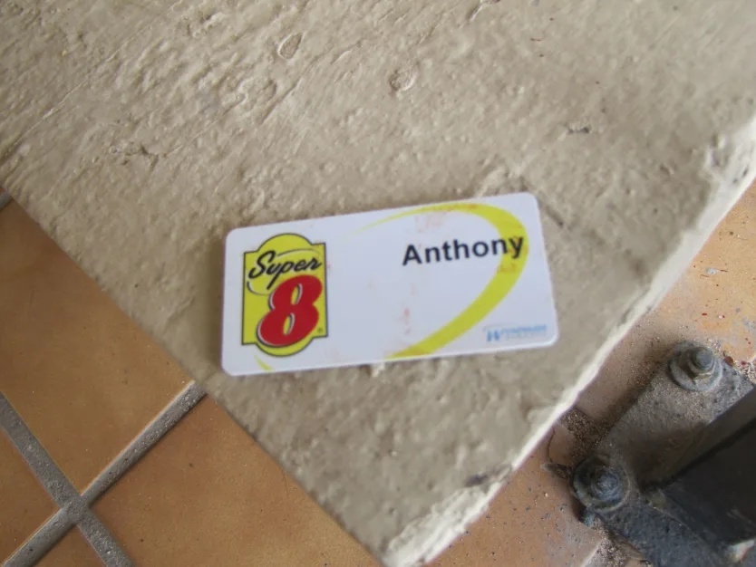 現場で発見されたモーテルの従業員名札。アンソニー・レノン容疑者の名前が印字されている/Moore Police Department