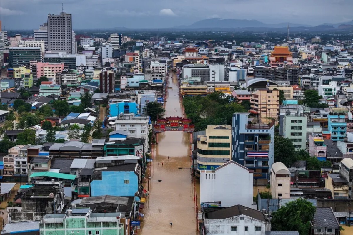 ドローンによる映像。タイ南部ハジャイ地域で洪水に見舞われた地域を歩く人々が映っている/Roylee Suriyaworakul/Reuters