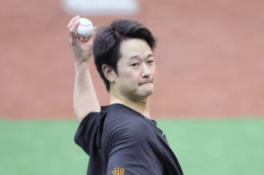 キャッチボールをする中川皓太(カメラ・渡辺　朋美）