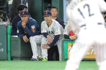 ベンチから戦況を見つめる高橋宏斗、大勢（カメラ・上村　尚平）