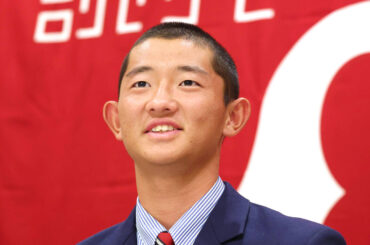 仮契約を終えて、会見を行う巨人育成３位の豊橋中央・松井蓮太朗