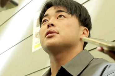 取材対応する山瀬慎之助（カメラ・宮崎　亮太）