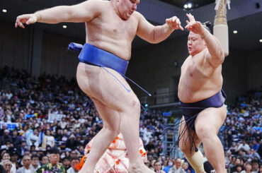 義ノ富士（右）は安青錦を突き出しで破る（撮影・小沢裕）