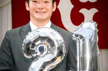 仮契約後の会見で笑顔を見せるドラフト１位の鷺宮製作所・竹丸。背番号は「２１」に決まった（カメラ・小林　泰斗）