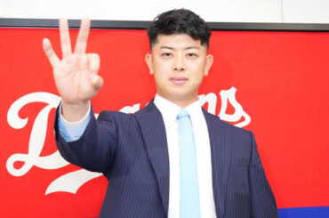 契約交渉を終え報道陣からの要求に柔和な表情でべポーズをとる松山（撮影・森本幸一）