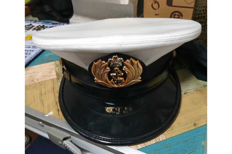 机に置かれていた、海上自衛隊を勤め上げたお父さんの帽子【写真提供：トロピカル大佐・望月提督（@mochiduki_zuiun）さん】
