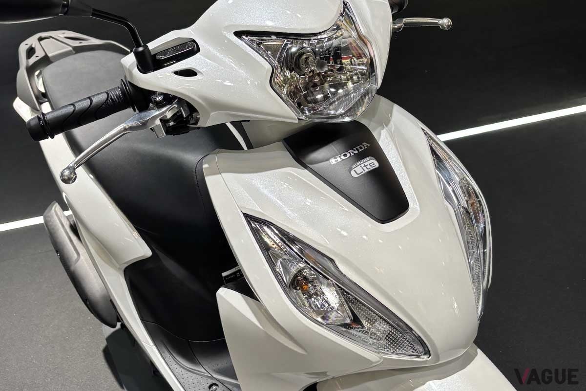 「50cc専用駐輪スペースには駐められるの?」 ホンダ新型「ディオ110ライト」11月に発売 「新原付」対応の新スクーターに対するネットでの反響とは – VAGUE(ヴァーグ) ジャパンモビリティショー2025ホンダブースで展示されたホンダ新型「ディオ110ライト」