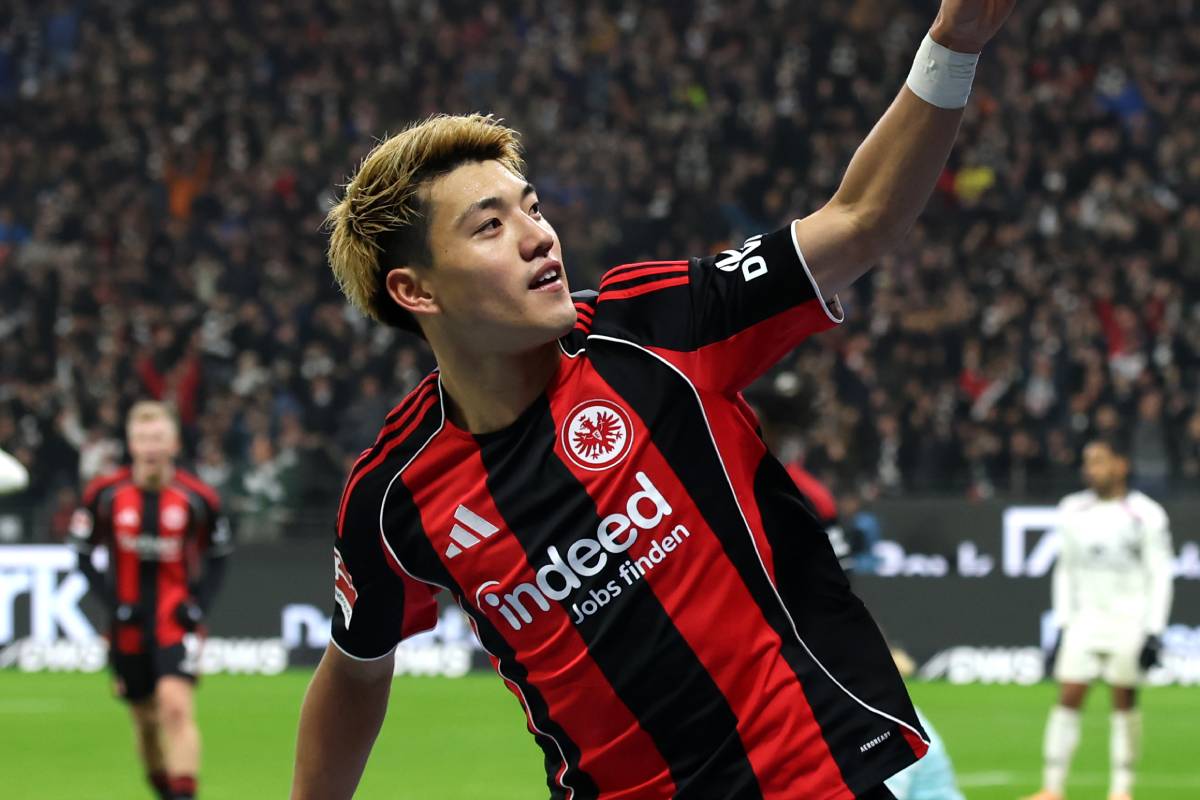 スタンドから大歓声! フランクフルト、堂安律のゴールをピッチ目線で! 迫力満点の得点シーン – フットボールチャンネル フランクフルトのMF堂安律