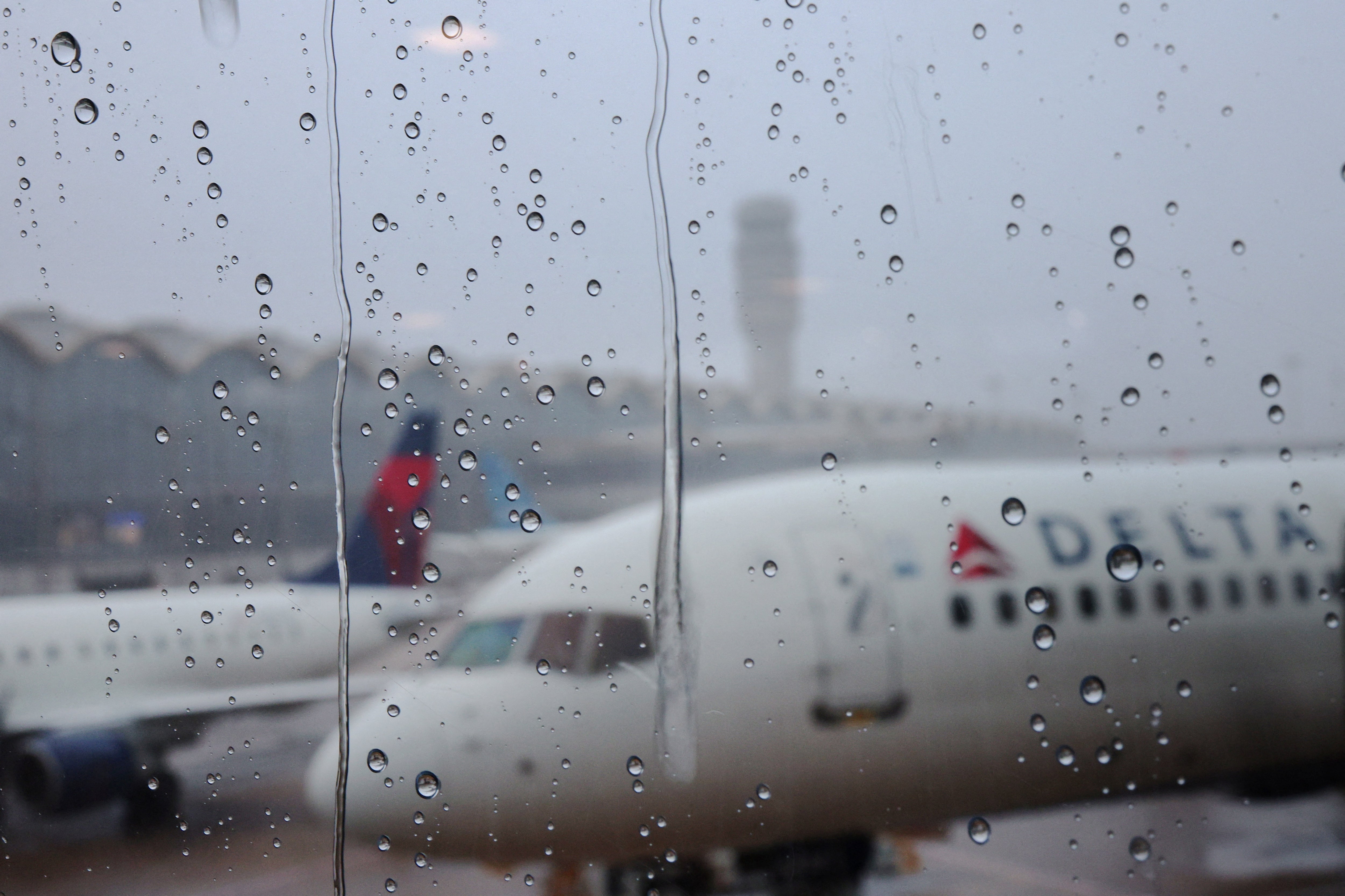 米ワシントン空港で地上待機命令、管制官不足　政府閉鎖30日目