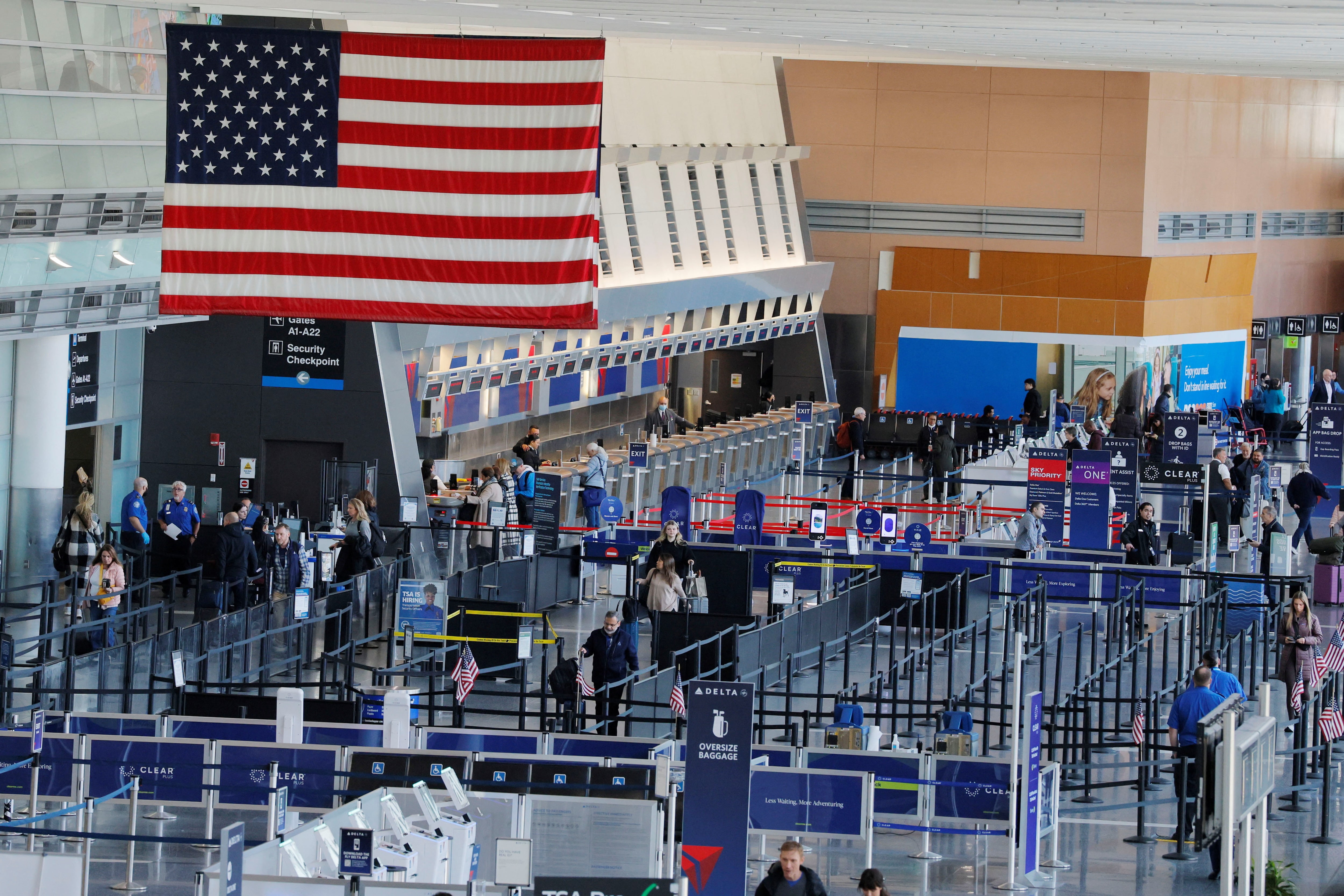 米空港で最大20％減便も、続く政府閉鎖に運輸長官が警告