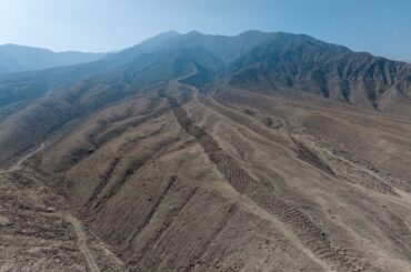 山肌に大蛇？、数千の穴が列をなす遺跡の謎に迫る　ペルー - CNN.co.jp