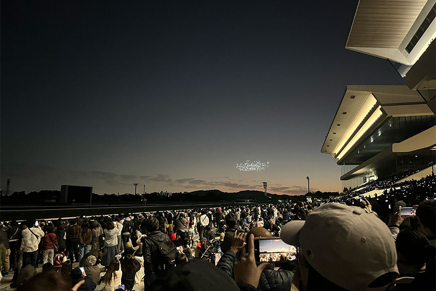 「京都競馬場」ドローンショーの様子（11月16日 Lmaga.jp撮影）