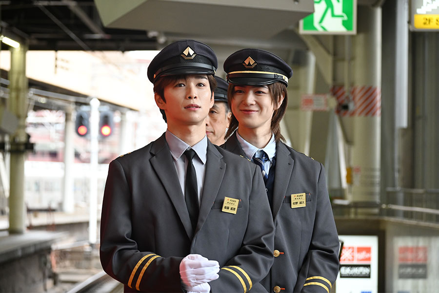 左からINIの後藤威尊と佐野雄大（11月5日 Lmaga.jp撮影）