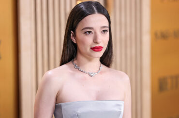 「スタイリストはクビにならないの？」米女優マイキー・マディソン（26）の“ほぼ裸ドレス”が物議…背景に“ボディ・ポジティブ”な考え方 - NEWSポストセブン