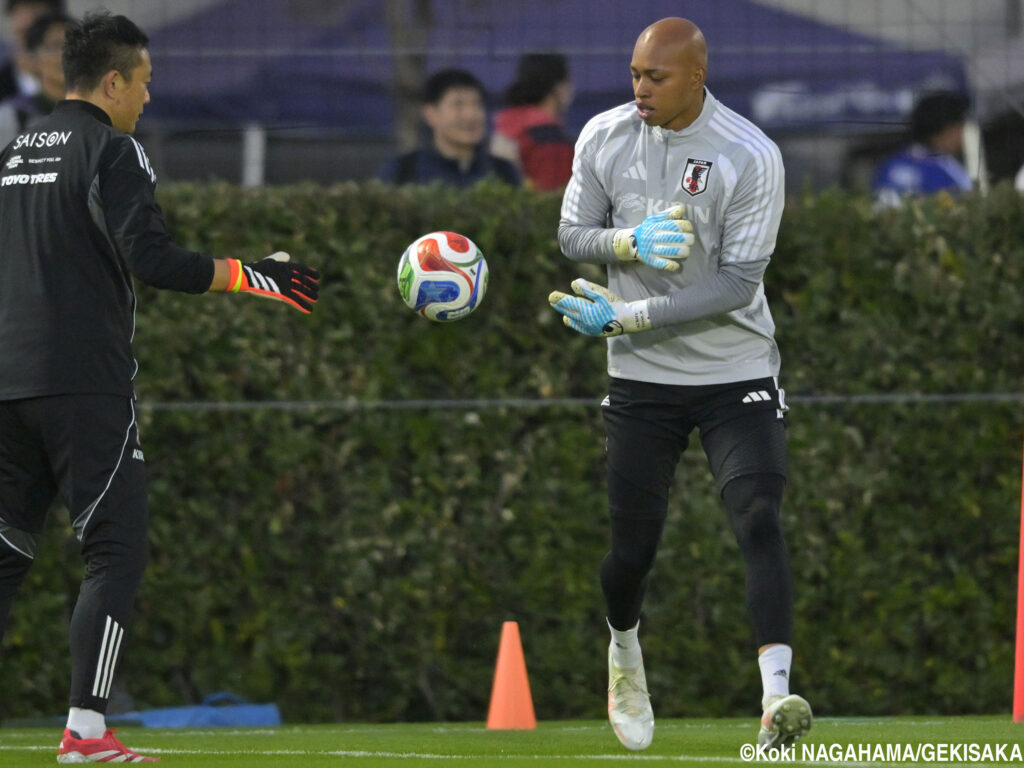 A代表デビューに燃える小久保玲央ブライアン、初招集GK恒例”綺世キャノン”の洗礼に驚愕「反応した時にはネットが揺れていた」 - gekisaka.jp