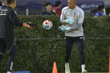 A代表デビューに燃える小久保玲央ブライアン、初招集GK恒例”綺世キャノン”の洗礼に驚愕「反応した時にはネットが揺れていた」 - gekisaka.jp