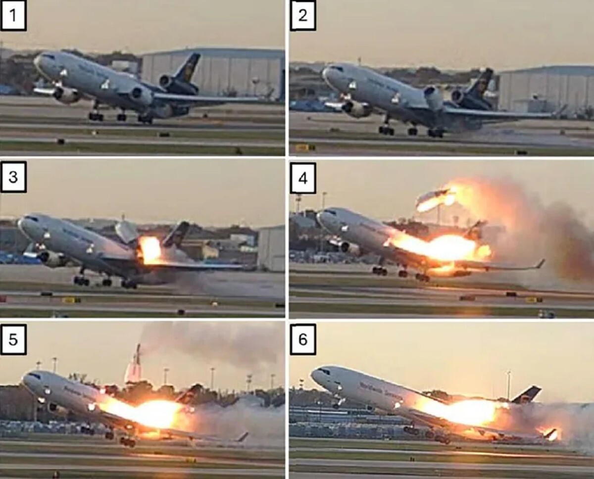 空港の監視カメラから取得した静止画像。左エンジンと左パイロンが左翼から分離する様子を示している/UPS/NTSB