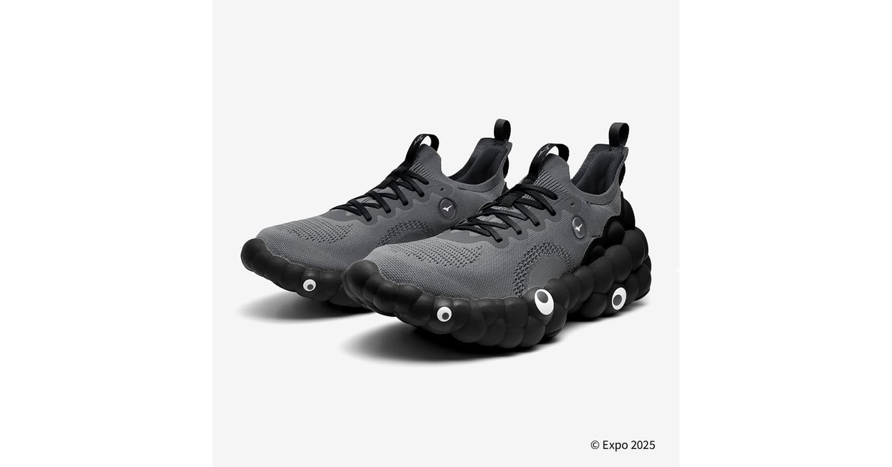 ミズノが"黒ミャクミャク"をイメージしたシューズを発売 2025足限定で用意 – fashionsnap.com ミズノが"黒ミャクミャク"をイメージしたシューズを発売 2025足限定で用意 - fashionsnap.com