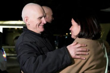 ベラルーシ、平和賞受賞者や邦人ら123人釈放　米が仲介 | ロイター