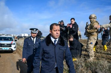 リビア軍参謀総長ら搭乗機、墜落前に緊急着陸要請　8人死亡 | ロイター