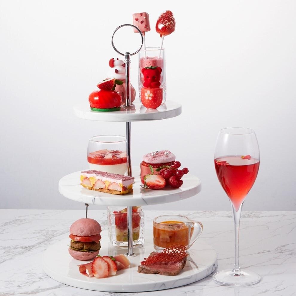 「アフタヌーンティー “苺尽くし 2026”」平日 9,614円、土日祝 10,373円 ※サービス料込み。