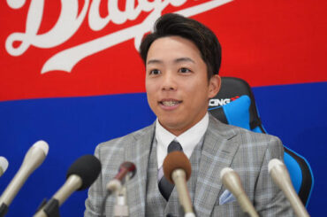 契約交渉を終え会見する岡林（撮影・森本幸一）